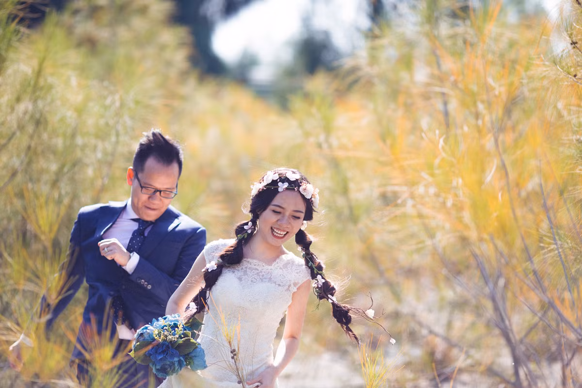 Trong khung cảnh thiên nhiên nên thơ, ngập tràn màu nắng, Phương Thảo và Lê Pho đã thể hiện tình yêu nồng cháy của mình qua nhiều cử chỉ ấm áp, lãng mạn. Mùa đông đúng là chỉ có thể khiến những người yêu nhau trở nên gần gũi hơn và càng tuyệt vời hơn khi tình yêu dường như cũng khiến mọi vật xung quanh trở nên ấm áp.