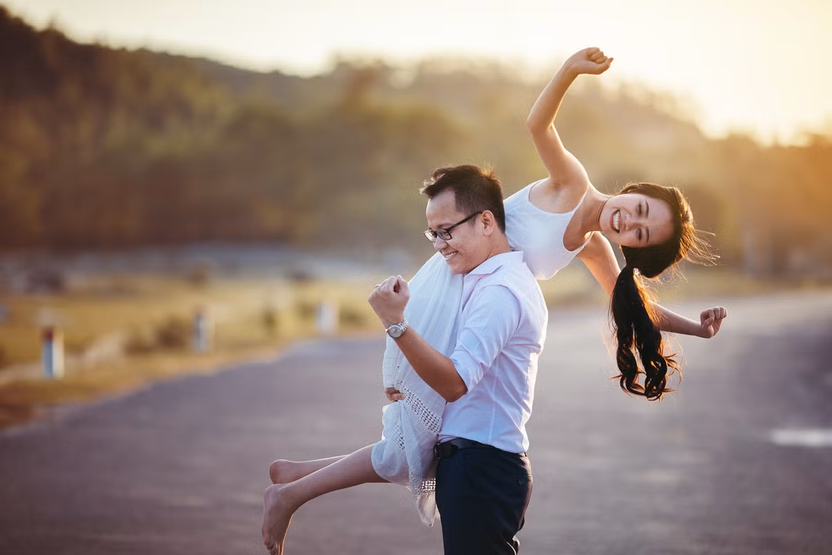 Nhưng với mong muốn tạo ra kỷ niệm ngọt ngào, không thể nào quên trong cuộc đời này, một cặp trai xinh gái đẹp đã quyết định bất chấp thời tiết giá lạnh để cùng nhau về miền biển, đi đến một số hòn đảo để chụp ảnh cưới.