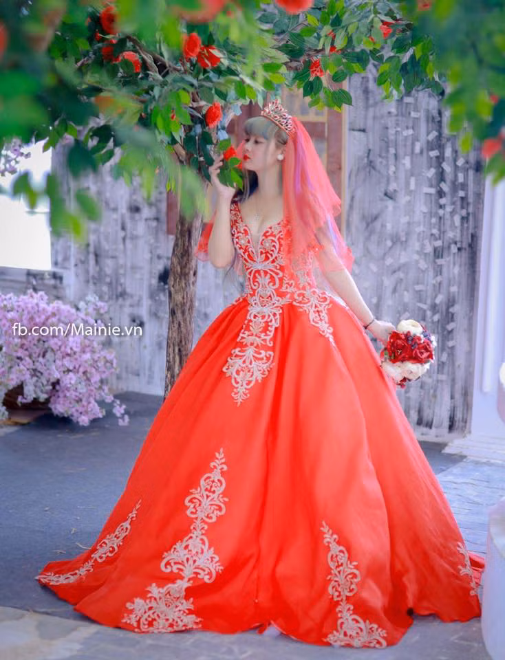 Điều dễ nhận thấy nhất ở Tuyết Mai là nước da trắng hồng, khuôn mặt xinh xắn, bầu bĩnh và đôi mắt to tròn. Xem trang cá nhân của Tuyết Mai, có thể thấy 9X Gia Lai xinh đẹp này có vô số bức ảnh “tự sướng” khoe những nét đẹp đặc biệt trên khuôn mặt của mình. Liên tục cho ra những bộ ảnh mới với nhiều phong cách, concept khác nhau, cùng với số lượng người theo dõi không ngừng tăng... nhưng không phải vì thế mà Tuyết Mai không phải đối diện với những lời nhận xét trái chiều về bản thân mình. Ảnh: Nguyễn An Huy.