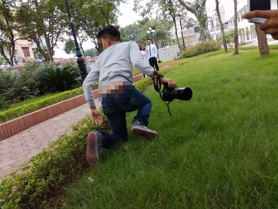 Điều này không chỉ khiến các thành viên trong lớp dễ xảy ra bất hòa mà còn khiến các phó nháy không thoải mái bởi số lượng ảnh họ phải chụp, hậu kỳ và trả lại có thể sẽ vượt xa số lượng ảnh giao kèo từ trước. Không ít các phó nháy đã bực mình ra mặt khi bị hàng chục sinh viên xúm lại giành giật, yêu cầu chụp riêng cho mình.