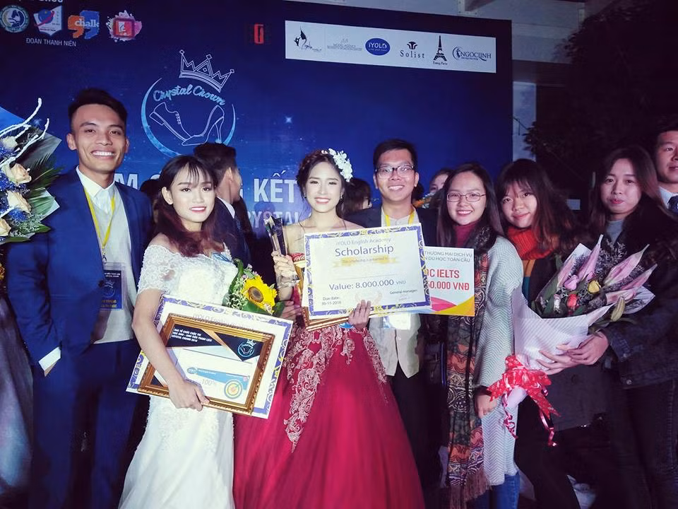 Bằng sự thông minh của mình, cô nữ sinh Sư phạm xinh đẹp đã trả lời rất xuất sắc như sau: "Dù là cảm xúc vui vẻ hay là cảm xúc buồn chán, thì nó cũng đem lại cho em những cảm xúc và tâm trạng khác nhau. Những cảm xúc vui vẻ sẽ đem lại cho em những tâm trạng tích cực để em có thể làm việc và học tập tốt hơn. Còn những cảm xúc buồn chán có thể đem lại cho chúng ta những tâm trạng không tốt. Tuy nhiên, khi em nghĩ lại về thời điểm quá khứ, những kỉ niệm buồn chán đó em vượt qua được và em cảm thấy rằng mình trưởng thành hơn".