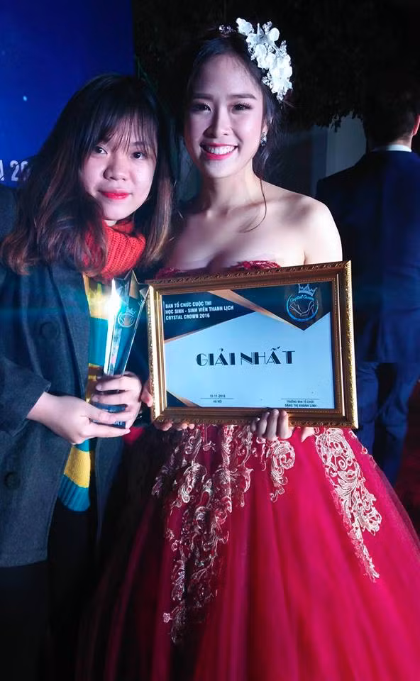 Ngoài thể hiện nhan sắc, tài năng nổi bật trong các vòng thi "Học sinh - Sinh viên thanh lịch 2016", trong đêm chung kết, bóng hồng Sư phạm Ngọc Anh còn thuyết phục mọi khán giả, ban giám khảo bằng một câu trả lời ứng xử rất thông minh. Câu hỏi mà Ngọc Anh nhận được là: "Nếu thời gian quay ngược lại, bạn sẽ chọn thời điểm bạn cảm thấy vui vẻ nhất hay một thời điểm bạn cảm thấy buồn chán nhất? Tại sao?".
