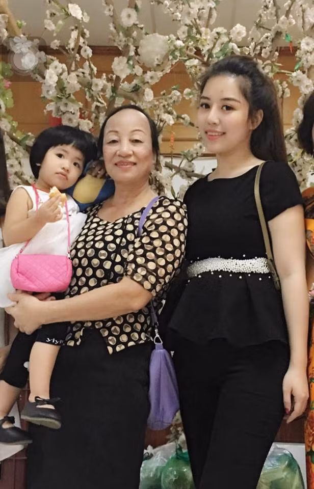 Ngày 20/11 là dịp để giới học sinh, sinh viên hay những người đã từng là học sinh, sinh viên trên khắp cả nước tri ân những người giáo viên, những người thầy, người cô đã truyền kiến thức cho mình. Riêng với nữ doanh nhân 9X Đào Minh Châu (phải), cô đã dành trọn cả tấm lòng, rất nhiều cảm xúc để viết bức thư gửi cho mẹ - một giáo viên đã tận tụy với nghề gần 30 năm qua. Bức thư mang lời tựa "Vinh quang đẹp nhất là gần mẹ" với những hoài niệm về quá khứ đầy khó khăn của gia đình nữ doanh nhân trẻ, nơi mà sự lam lũ, vất vả, những công lao của mẹ đã nuôi dưỡng đứa con gái mồ côi cha trưởng thành và thành đạt.