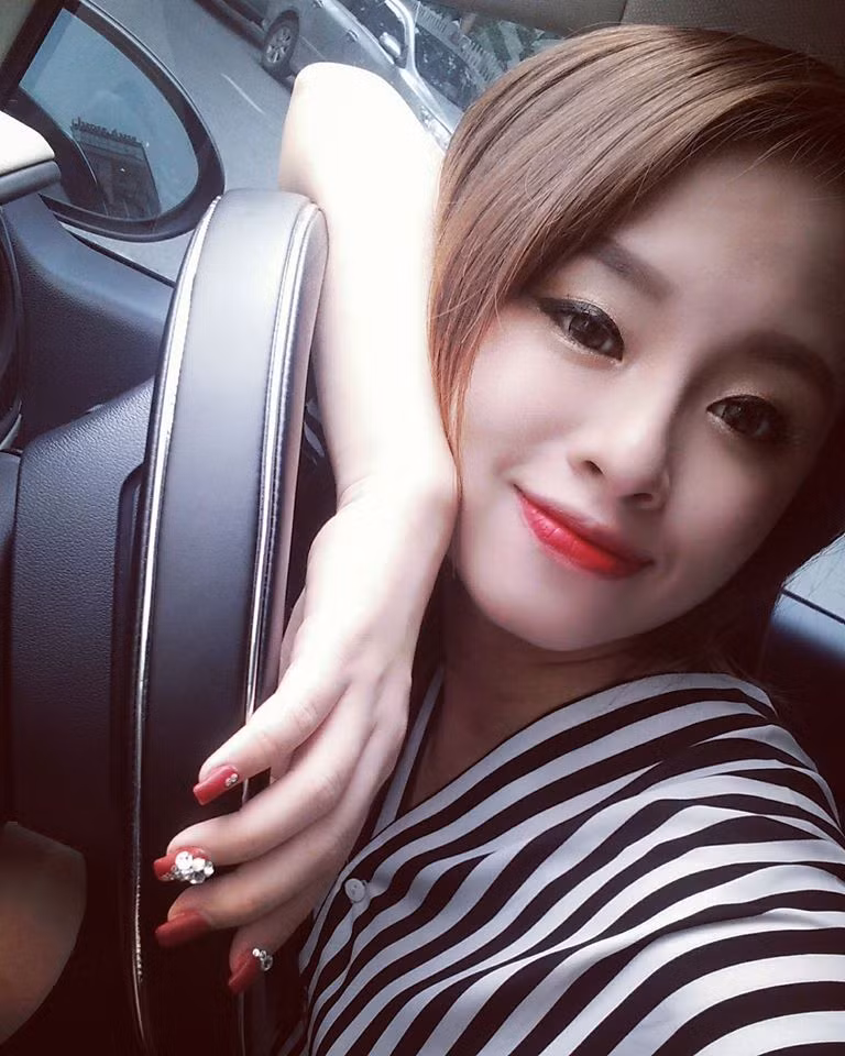 Thậm chí một số dân mạng còn cho rằng cô gái này cố gắng làm cho mình thật xinh đẹp để "dìm hàng" cô dâu trong đám cưới do những ác cảm từ trong chuyện tình yêu không thành của mình trước đây... Rất nhiều bạn trẻ sau đó đã tìm cách truy ra danh tính, nghe ngóng các thông tin cá nhân về cô gái xinh đẹp đi ăn cưới người yêu cũ gây xôn xao Facebook Việt này. Và sau khi tìm ra trang cá nhân của cô gái này, nhiều dân mạng đã phải ngã ngửa vì phát hiện ra nhiều điều bất ngờ.