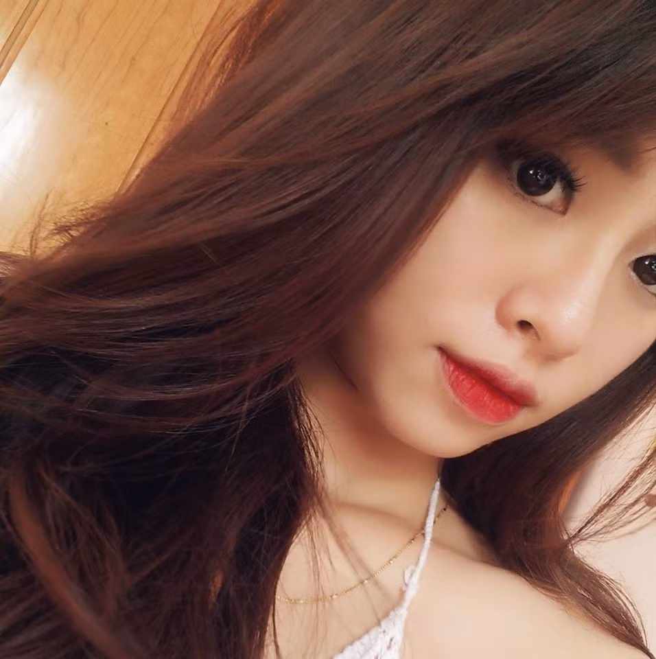 Và hơn hết, việc trở nên xinh đẹp, quyến rũ là điều mà các cô gái nên làm trong mọi hoàn cảnh, khi tiếp xúc với nhiều người...Vì thế Hà My luôn tin vào sự lựa chọn, cách ứng xử của mình. Ảnh trong bài: Facebook nhân vật.