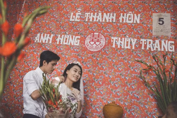 Những món đồ tưởng rất đơn giản, quen thuộc trong quá khứ nhưng lại rất khó tìm ở hiện tại như giấy dán tường hoa hồng, hoa mai; ấm nước; bình gốm; bàn ghế gỗ... đã khiến cặp đôi trẻ tuổi phải lặn lội vào Nam ra Bắc để kiếm đủ. Nhà trai chú rể Anh Hùng cũng đưa, đón dâu bằng xe Honda 67 - loại xe quen thuộc cách đây 2-30 năm về trước và đã trở thành "huyền thoại" với giới trẻ ngày nay.