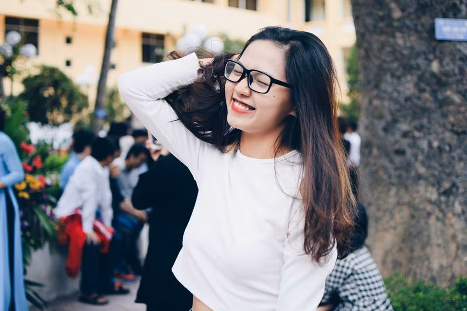 Được biết, ngoài sự cố vừa qua, trong mắt bạn bè Hoàng Yến Anh vẫn luôn là một cô nàng dễ mến, thật thà và rất năng động. Là sinh viên năm cuối Đại học Ngoại thương, Yến Anh từng có khá nhiều ý tưởng kinh doanh hay ho để rủ bạn bè cùng tham gia, nhưng ngay trong lần đầu đi bán cờ ở sân vận động Mỹ Đình cô đã vấp phải sự cố đáng tiếc, gây xôn xao mạng xã hội trong vài ngày liên tiếp.