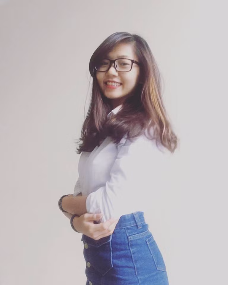 Cô bạn sinh năm 1995 cho biết không hiểu vì sao bức ảnh và status của cô lại được lan truyền nhanh đến vậy. Chỉ sau khoảng 1 ngày, các fanpage nổi tiếng đã tràn ngập bức ảnh này cùng với đó là hàng loạt cuộc tranh luận nổ ra và trong đó dĩ nhiên có vô số lời chỉ trích, châm chọc hướng về Yến Anh - cô gái vô tình bị chê là sống ảo. Điều này thực sự khiến bản thân cô nữ sinh Ngoại thương cảm thấy rất bối rối, không biết nên im lặng hay phản ứng với những lời chỉ trích.