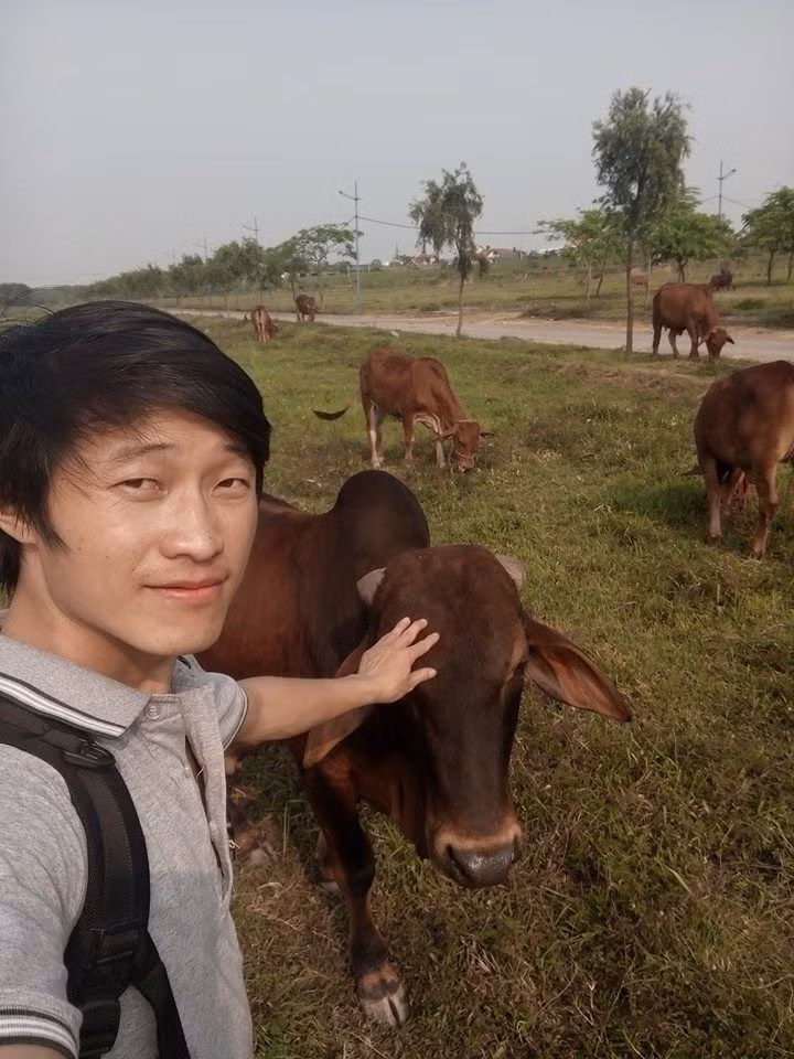 Với tất cả tình cảm trong lá thư gửi vợ cùng những suy nghĩ cấp tiến, sự quyết tâm của mình, chàng trai trẻ Giàng A Quả không chỉ khiến nhiều bạn trẻ Việt cảm động mà còn khiến họ khâm phục, muốn học hỏi ở chính anh rất nhiều điều. Mong rằng những ước mơ, những dự định của A Quả sẽ trở thành hiện thực và những thành công sẽ đến với anh cùng cô vợ trẻ trong tương lai không xa. Ảnh trong bài: Facebook nhân vật.