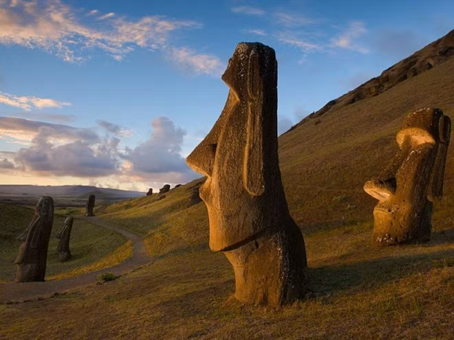 Đảo Easter (Chile): Là một trong những hòn đảo bị cách ly nổi tiếng với những bức tượng Moai do người Polynesia chạm khắc những năm 1250 – 1500 sau công nguyên. Tất cả các bức tượng đều được chế tạo từ đá nguyên khối, có nghĩa được tạc từ một tảng duy nhất. Moai lớn nhất từng được dựng lên là "Paro", cao tới 10 m và nặng 75 tấn. Một bức tượng được tìm thấy ở tình trạng chưa hoàn thành cao tới 21 m và nặng 270 tấn.