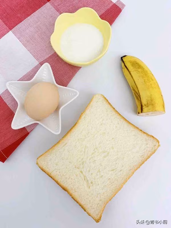 Đầu tiên ta chuẩn bị thành phần làm bánh: 4 lát bánh mì nướng, 1 quả chuối, 1 quả trứng, 1 chai sữa chua.