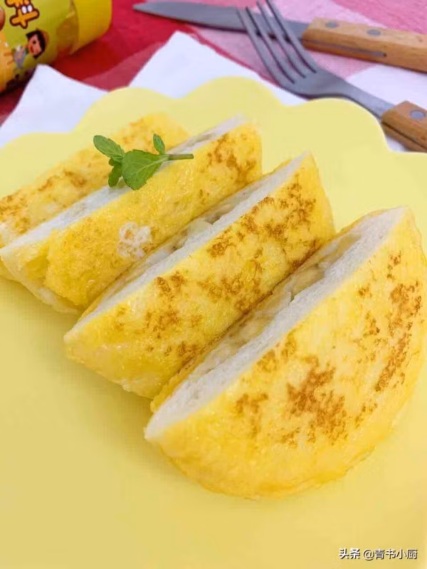 Món bánh vừa có vị ngọt của chuối, chút ngậy của trứng, chua mát dịu và ươn ướt của sữa chua nên rất dễ ăn. Đây là bữa sáng hoàn hảo hoặc bữa phụ cho trẻ.