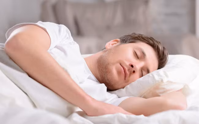 Vào những ngày nắng nóng, bạn nên tắm nước lạnh trước khi ngủ để giảm nhiệt độ cơ thể, từ đó sẽ giúp ngủ ngon hơn. Ảnh: cafefcdn.