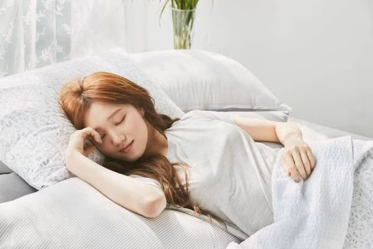 Sử dụng những chiếc chăn mỏng cũng giúp bạn ngủ ngon, bớt nóng hơn trong một đêm oi bức. Ảnh: vhea.
