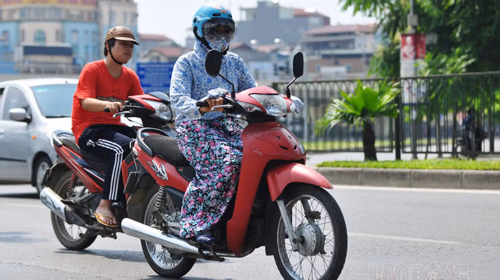 Chị em nên đeo khẩu trang, đeo kính râm, mặc áo chống nắng, đội mũ rộng vành để tránh tác hại của tia tử ngoại lên làn da. Ảnh: webike.