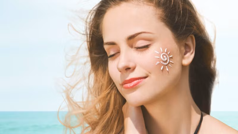 Chị em hãy lựa chọn loại kem có phổ chống nắng rộng từ 30 – 50 SPF và có khả năng chống tia UVA và UVB. Phần da mặt, tay, chân, vai và cổ là những vị trí nên thoa kem chống nắng. Ảnh: elle.