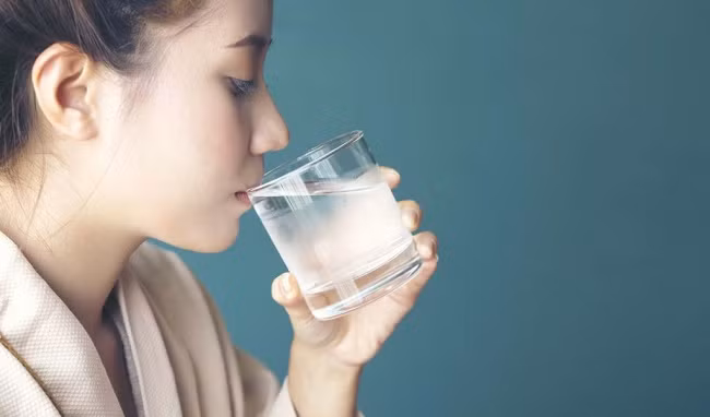 Nước sẽ giúp loại bỏ độc tố trên da thông qua tuyến mồ hôi và nước tiểu giúp da bạn trở nên sáng khỏe hơn. Ảnh: healthplus.