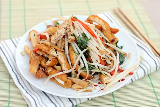 Thêm một món chay từ đậu phụ có tên đậu phụ xào giá vô cùng đơn giản lại rất đưa cơm. Ảnh: toinayangi.