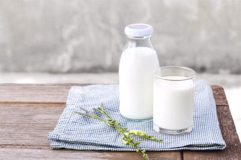 Lượng phốt pho cao có trong sữa sẽ gây ra nhiều áp lực cho thận của bạn. Nếu thận không thể loại bỏ các phốt pho dư thừa ra khỏi máu sẽ khiến xương của bạn mỏng và yếu theo thời gian. Ảnh: amazonaws.