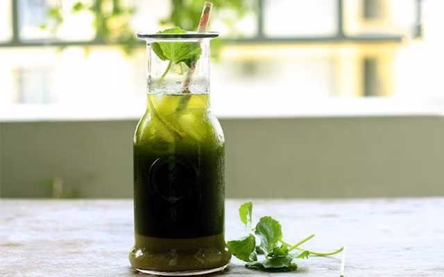 Việc chữa đầy bụng bằng nước rau má như thế này là không có cơ sở khoa học. Ảnh: cooky.