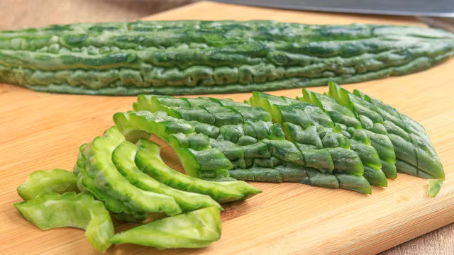 Do đó, trước khi xào mướp đắng, bạn nên luộc qua trong nước nóng để có được loại bỏ axit oxalic. Ảnh: daynauanngon.