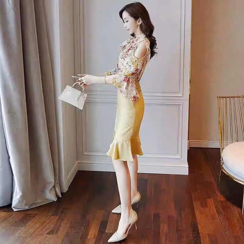 Nên kết hợp áo họa tiết hoa văn với chân váy hoặc quần đơn sắc để tổng thể không quá rối mắt. Quần hoặc váy nhắc lại một màu trên áo là cách kết hợp dễ dàng nhất.