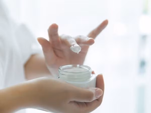  Dưỡng ẩm bằng sản phẩm gốc nước: Một làn da khỏe mạnh cần được dưỡng ẩm tốt. Tuy nhiên, bạn không nên nhầm tưởng mồ hôi có tác dụng dưỡng ẩm và bỏ qua bước dưỡng da quan trọng này. Thoa quá nhiều kem dưỡng ẩm như dưỡng da mùa đông không phải là ý tưởng hay. Hãy sử dụng một loại kem dưỡng ẩm gốc nước để giữ ẩm cho da trong mùa hè.