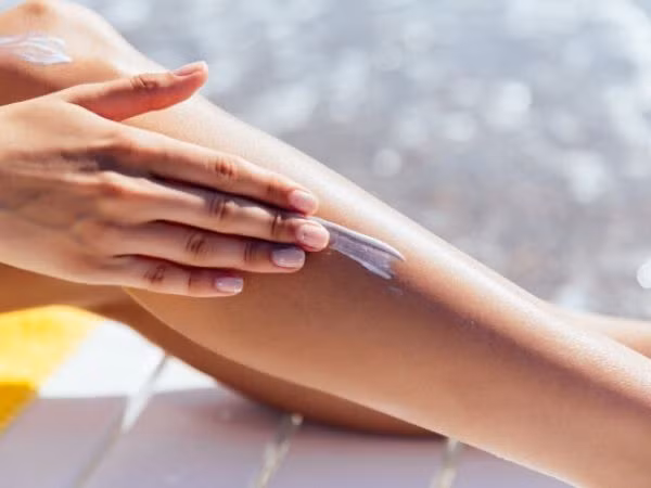  Thoa kem dưỡng thể: Chỉ chăm sóc da mặt và bỏ qua việc chăm sóc da toàn thân là quan niệm sai lầm. Dưỡng ẩm cho da toàn thân cũng quan trọng. Do đó, bạn nên thoa kem dưỡng ẩm cho da ngay sau khi tắm để giữ ẩm và bảo vệ da khỏi nguy cơ bị tổn thương.