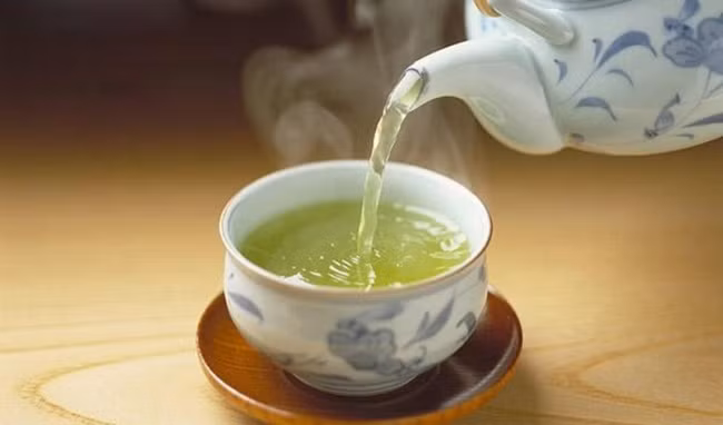 Nếu không thích uống trà đá, bạn có thể uống trà nóng như trà xanh, trà bạc hà, trà hoa cúc hoặc trà chai Ấn Độ. Ảnh: healthplus.