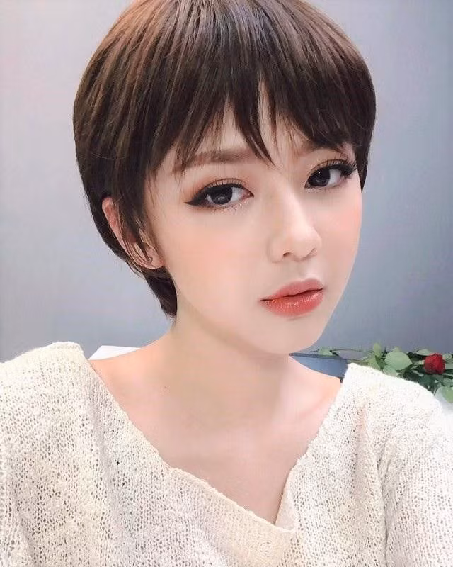 Kiểu tóc tém được cắt thật khéo léo để ôm trọn gương mặt che đi nét bầu bĩnh giúp gương mặt trở nên thon gọn xinh đẹp. Ảnh: tapchilamdep.