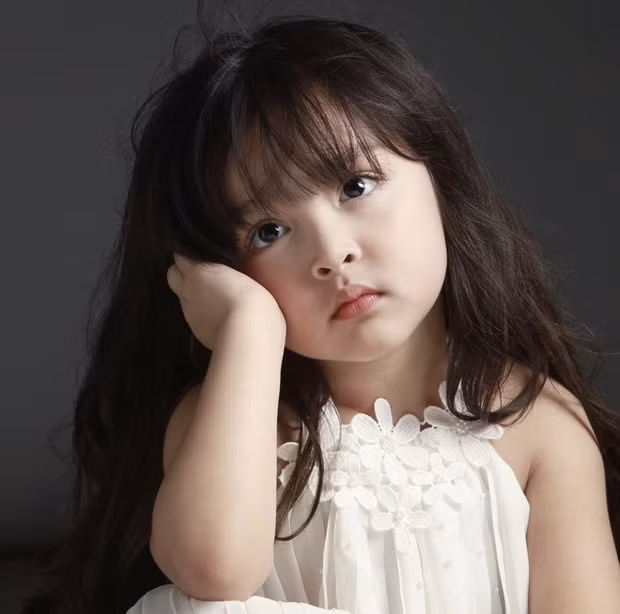 Zia trong những hình ảnh chụp cho một thương hiệu áo váy trẻ em.