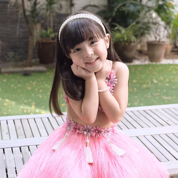 Sở hữu vẻ đẹp thiên thần, Zia hứa hẹn tương lai sẽ soán ngôi mẹ của mình - mỹ nhân đẹp nhất Phillipines.