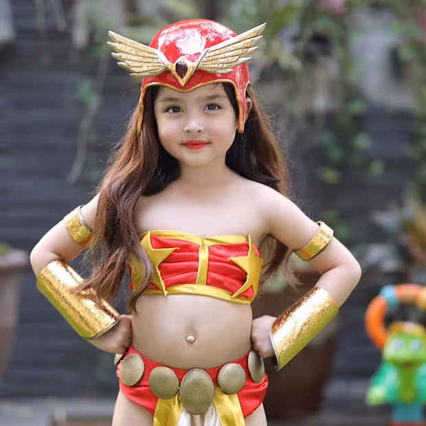  Con gái mỹ nhân đẹp nhất Philippines đang trở thành hiện tượng mạng có phần hot hơn ông bố bà mẹ nổi tiếng của mình.