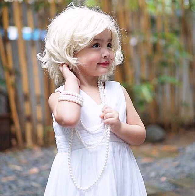 Cô bé thường xuyên được mẹ cho Cosplay thành các nhân vật nổi tiếng.