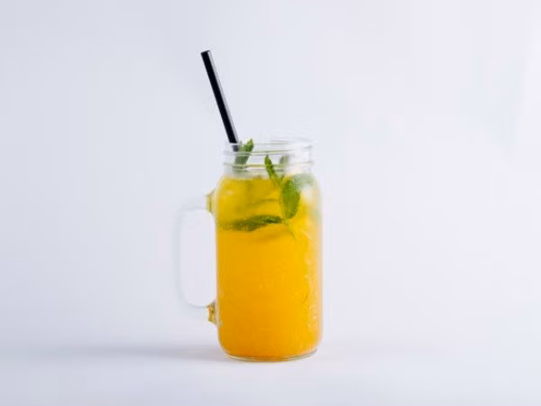  8. Nước ép cam và muối: Nước ép cam giàu vitamin C và các chất điện giải giúp phòng ngừa tình trạng bị kiệt sức và mất nước trong mùa nắng. Cho thêm muối vào thức uống không chỉ tăng thêm khẩu vị mà còn bù lại lượng muối tiêu hao do đổ mồ hôi. Nguyên liệu: 2 quả cam, một nhúm muối. Cách làm: Vắt cam lấy nước ép và cả phần tép, bỏ hạt. Cho thêm muối và đá viên vào thưởng thức.