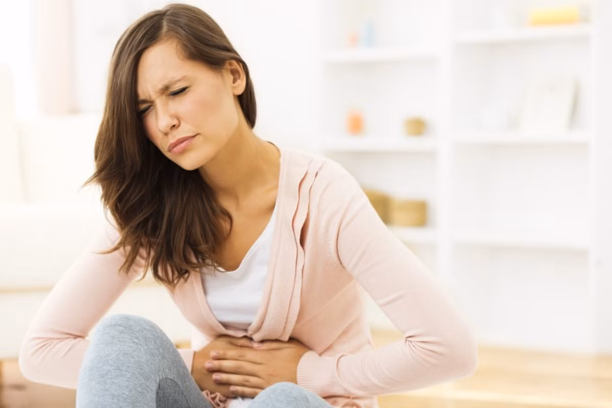 Thậm chí, căng thẳng cũng là một trong những nguyên nhân chính gây ra các triệu chứng đầy bụng, khó tiêu. Ảnh: doctors24h.