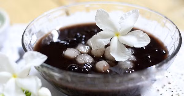 Tuy nhiên không phải ai cũng thích uống nước đậu đen, đặc biệt trẻ nhỏ.Món bánh đậu đen dưới đây là giải pháp giúp trẻ ăn ngon miệng, đây cũng là món ăn bổ dưỡng, đủ chất cho cả nhà.
