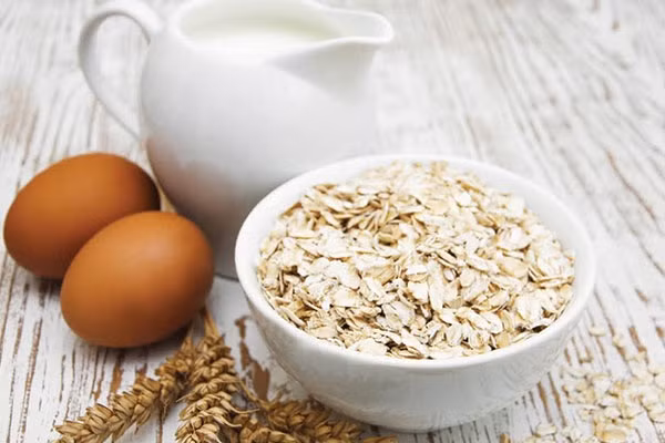 Đến bữa trưa, chị em ăn tiếp 1 bát cháo yến mạch và 1- 2 quả trứng gà luộc. Ảnh: thethaothientruong.