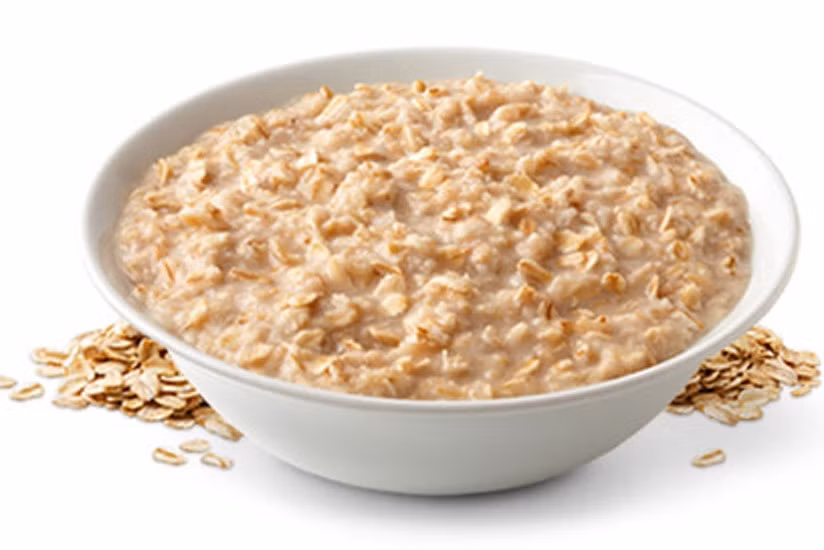 Tùy thể trạng từng người, mỗi ngày chị em sẽ nấu từ 130g - 170g cháo yến mạch. Sau khi nấu chín yến mạch, chị em chia thành 3 bát để ăn thành 3 bữa trong ngày. Ảnh: lemart.