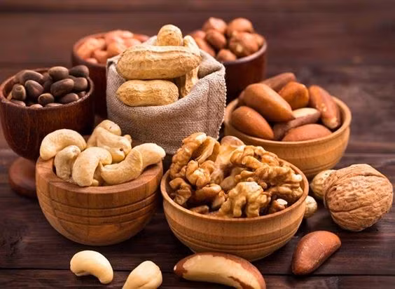 Các nghiên cứu cho thấy những người trưởng thành thường xuyên ăn 8g hạt hỗn hợp có số đo vòng eo nhỏ hơn và chỉ số tích tụ mỡ bụng thấp hơn. Ảnh: gik.