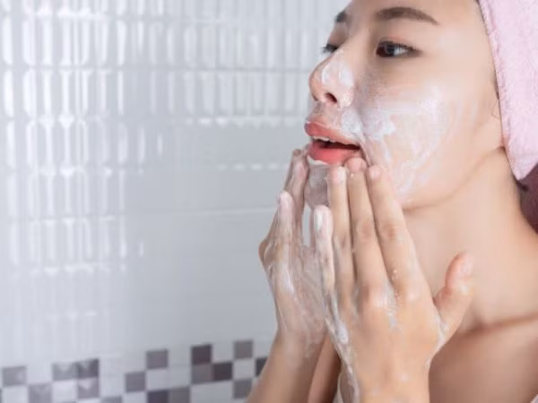  Ít tẩy tế bào chết cho da: Tẩy tế bào chết giúp loại bỏ da chết, da xỉn màu cùng các chất bẩn và tạp chất tích tụ trong lỗ chân lông. Tuy nhiên, nhiều người nhầm tưởng rằng tẩy tế bào chết chỉ dành cho da khô và vào lúc thời tiết khô. Thời tiết nóng và ra mồ hôi vào mùa hè gây tắc lỗ chân lông gây ra nhiều vấn đề về da như mụn trứng cá và khuyết điểm. Do đó, tẩy tế bào chết 2 lần/tuần là rất cần thiết.