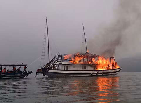  3. Đang chở khách nước ngoài, tàu du lịch bốc cháy trên vịnh Hạ Long Khoảng 12h15, ngày 25/12/2015, tàu Hoa Phượng 02 số hiệu đăng ký QN-4239 do anh Nguyễn Xuân Hòa, 34 tuổi, trú ở phường Hà An, TX Quảng Yên, Quảng Ninh làm thuyền trưởng chở 25 người (5 thuyền viên, 1 phục vụ, 19 khách du lịch trong đó có có 17 người nước ngoài chưa rõ quốc tịch và 2 hướng dẫn viên) trên đường chở khách từ bến Gia Luận (TP Hải Phòng) về bến tàu Bãi Cháy (TP Hạ Long) thì bị bốc cháy. Ngay sau đó, lực lượng chức năng của tỉnh Quảng Ninh đã có mặt để chữa cháy và huy động một số tàu khác đưa toàn bộ hành khách và nhân viên trên tàu vào bờ an toàn.
