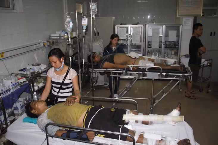 Anh Võ Đình Hiệp nhập viện trong tình trạng bị gãy cẳng chân trái, cẳng tay phải, cháy xém một phần cơ thể.