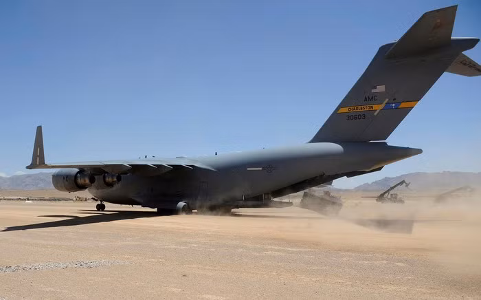 Mỗi chiếc C-17 có thể chở số lượng lên tới 102 lính dù được trang bị đầy đủ hoặc 3 xe thiết giáp Stryker hoặc một xe tăng chiến đấu chủ lực M1 Abrams.