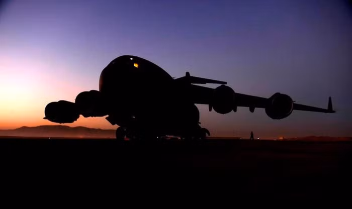 Boeing C-17 Globemaster III là máy bay hạng nặng trong lực lượng không vận của Hoa Kỳ, chúng có thể chuyên chở máy bay chiến đấu, trực thăng, xe tăng, một số lượng lớn binh lính và hàng hóa tới những điểm nóng xa xôi trên thế giới.