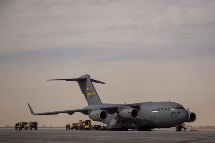 Mỗi chiếc C-17 có chiều dài 53 m, sải cánh 52 m và cao 17 m, trang bị 4 động cơ turbine phản lực F117-PW-100 cho phép nó đạt tốc độ hành trình 830 km/h, tầm bay tới 10.000 km khi chở lính dù.