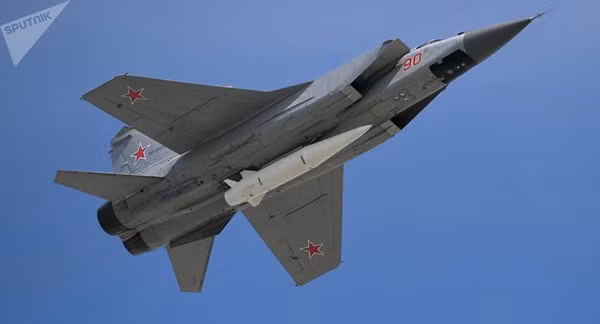 Tên lửa không đối không tầm siêu xa R-37M của MiG-31 cũng bị đánh giá thấp, bởi rõ ràng thứ vũ khí này không được thiết kế để đánh chặn tiêm kích mà đối tượng tác chiến của nó là oanh tạc cơ, vận tải cơ hay một loại máy bay có kích thước cồng kềnh.