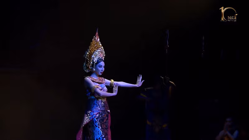 Xuất hiện trên sân khấu, Nguyễn Thúc Thùy Tiên đẹp xuất thần.