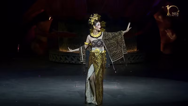 Lần đầu tiên trình diễn trang phục Bali, Thiên Ân và các người đẹp biểu diễn nghệ thuật sân khấu kể về truyền thuyết của người Bali thông qua vũ đạo múa sống động.