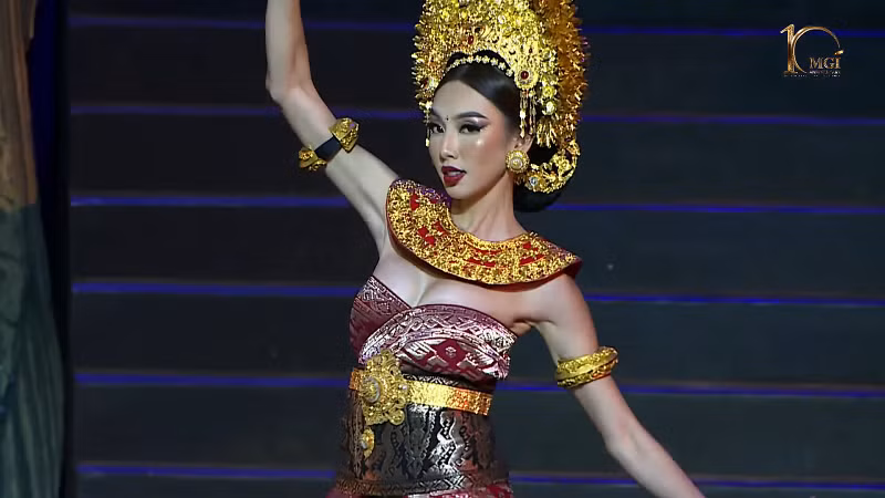 Người đẹp phô diễn hình thể gợi cảm khi diện trang phục truyền thống của Bali.